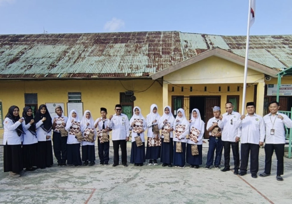 Apresiasi Murid Baru, MTsN Bantaeng Serahkan Cenderamata untuk 10 Peserta Terbaik MATAMUDA