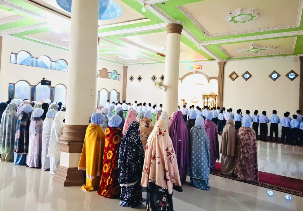 Sentuhan Spiritual Pagi,  Ratusan Siswa MTsN Bantaeng Padati Masjid Babul Khaer untuk Sholat Dhuha Berjamaah