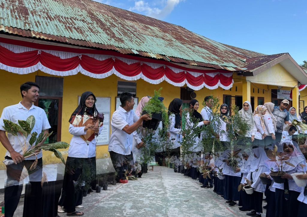 Ekoteologi Bergerak, Kompaknya Guru dan Murid MTsN Bantaeng Hijaukan Madrasah