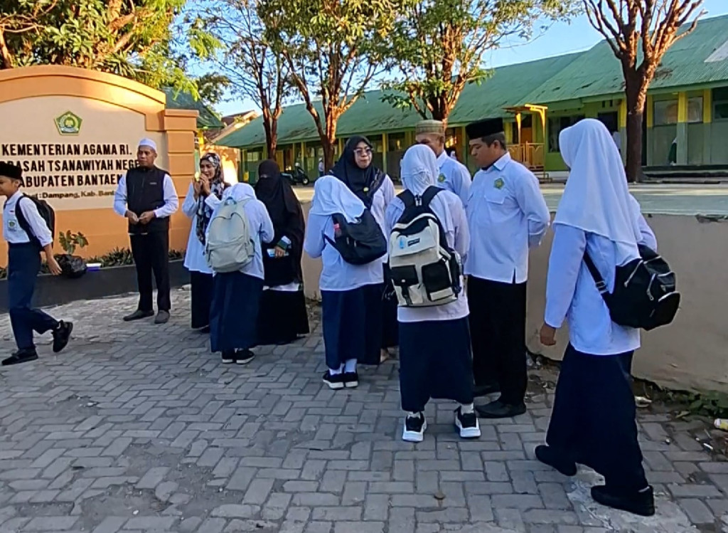 Sentuhan Kurikulum Cinta, Cara Hangat Guru MTsN Bantaeng Sambut Siswa di Gerbang Madrasah