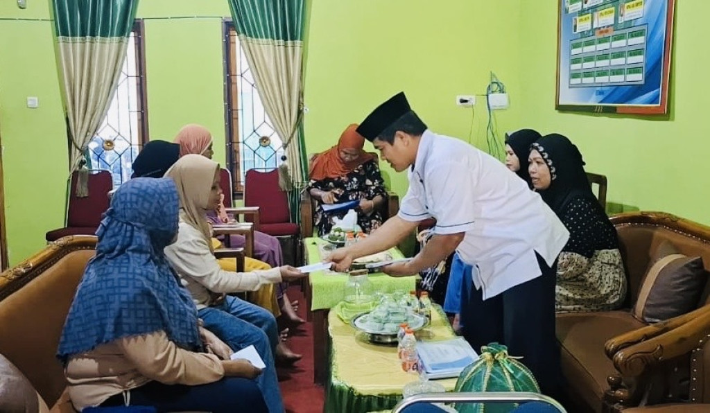 ASN Peduli, MTsN Bantaeng Salurkan Zakat Profesi kepada 10 Siswa Prioritas