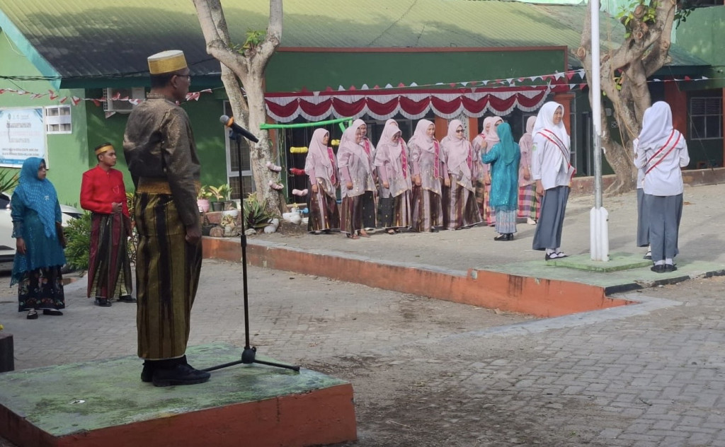 Merajut Nuansa Nusantara, Sinergi Tiga Madrasah Negeri (MIN,MTsN,MAN) Bantaeng Getarkan Halaman Upacara Kemerdekaan