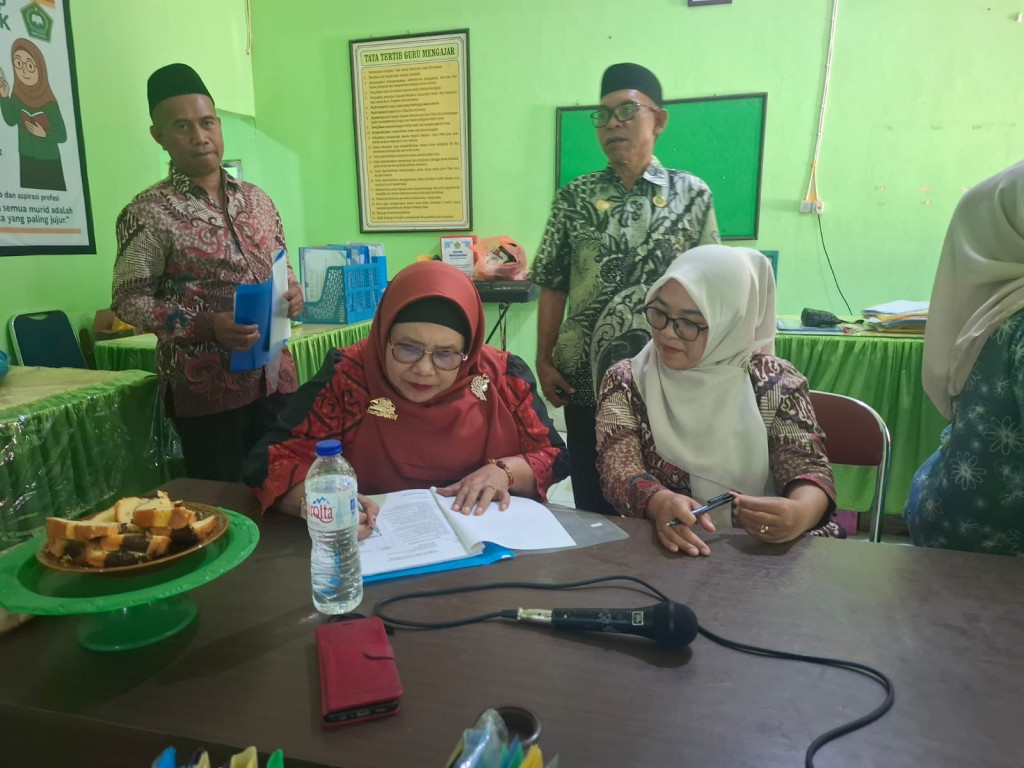 Kawal Akuntabilitas TPG, Pengawas Bina Lakukan Verifikasi Berkas Guru di MTsN Bantaeng