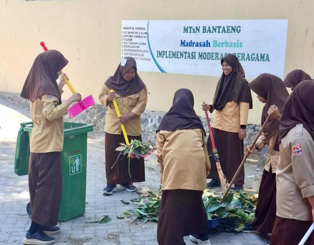 Wujudkan Lingkungan Belajar yang Asri, Siswa MTsN Bantaeng Kompak Gotong Royong Bersihkan Halaman Madrasah