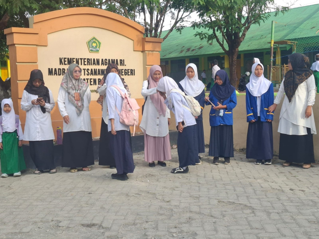 Lebih dari Sekadar Rutinitas, Menakar Pentingnya Menyambut Murid di Gerbang Madrasah